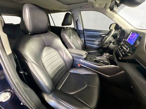 Used 2023 Toyota Highlander XLE AWD/4WD image 32