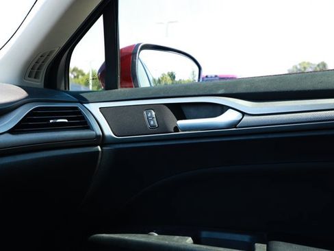 Used 2019 Ford Fusion SE FWD image 25