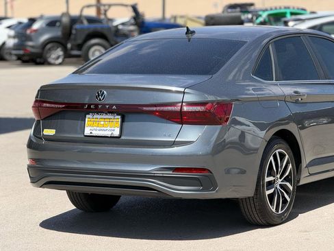 Used 2025 Volkswagen Jetta SE image 9