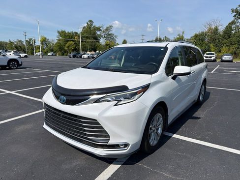 Used 2022 Toyota Sienna Platinum AWD/4WD image 2
