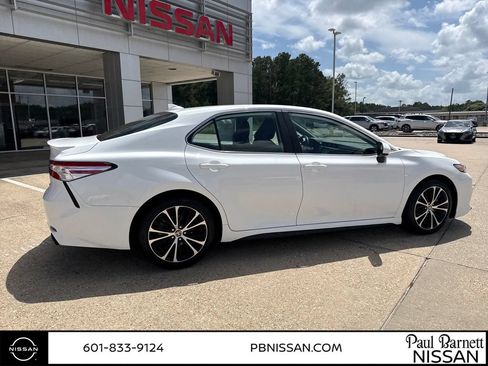 Used 2020 Toyota Camry SE FWD image 5