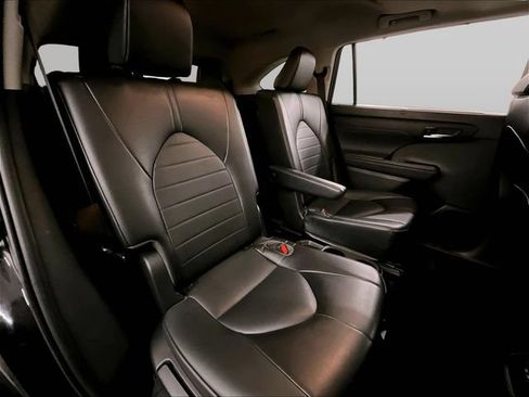 Used 2022 Toyota Highlander XLE AWD/4WD image 26