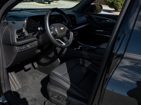 Used 2025 Chevrolet Traverse LT FWD image 17