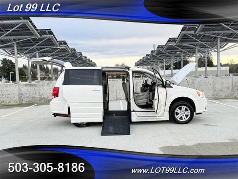 Used 2011 Dodge Grand Caravan Crew image 2