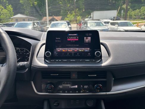 Used 2025 Nissan Rogue SV FWD image 17