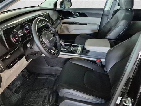 Used 2022 Kia Carnival EX FWD image 16