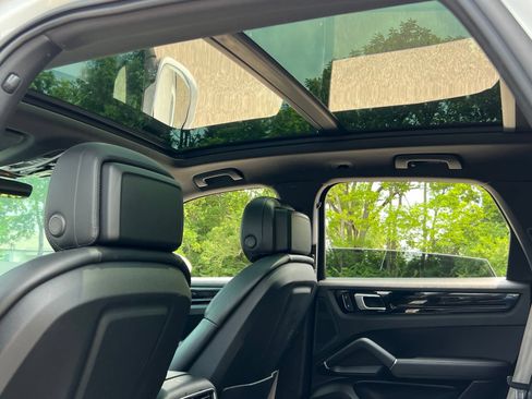 Certified 2023 Porsche Cayenne Platinum Edition AWD/4WD image 22