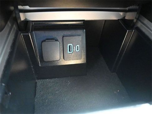 Used 2023 Ford Explorer Limited image 23