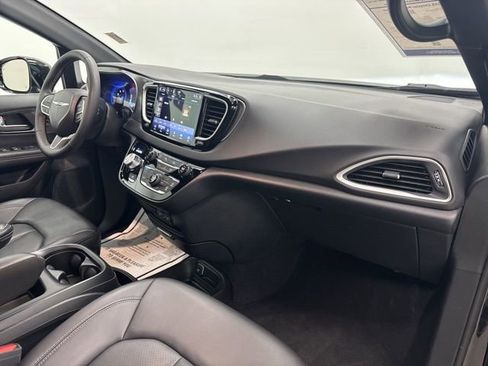 Used 2025 Chrysler Pacifica Select image 30