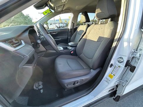 Used 2025 Toyota RAV4 XLE AWD/4WD image 12