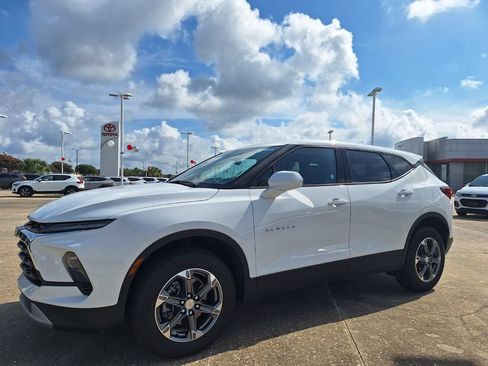 Used 2025 Chevrolet Blazer LT FWD image 9