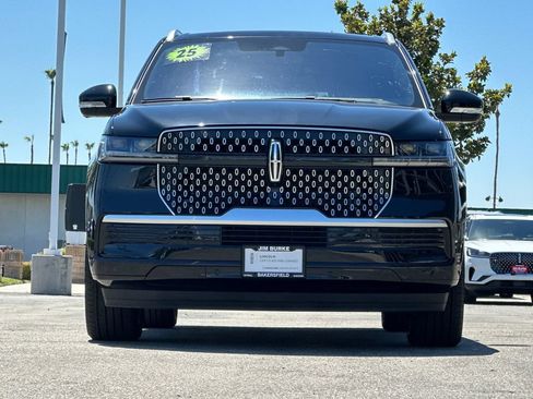 Certified 2025 Lincoln Navigator Reserve AWD/4WD image 8