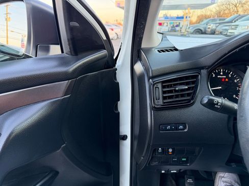 Used 2020 Nissan Rogue Sport S image 17