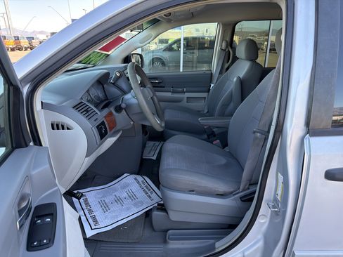 Used 2008 Chrysler Town & Country LX image 14