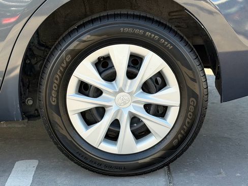 Used 2017 Toyota Corolla L image 11