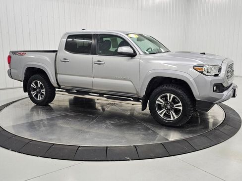 Used 2017 Toyota Tacoma TRD Sport w/ Tow Package (A/T) AWD/4WD image 7
