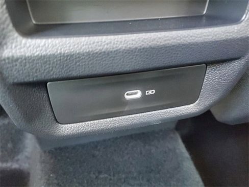 Certified 2025 Volkswagen Taos SE image 11