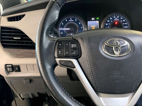 Used 2020 Toyota Sienna XLE FWD image 22