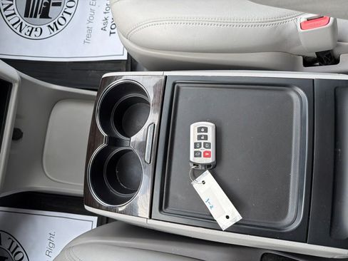 Used 2019 Toyota Sienna XLE w/ XLE Navigation Package FWD image 20