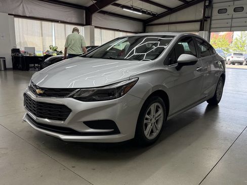 Used 2017 Chevrolet Cruze LT w/ Convenience Package FWD image 5