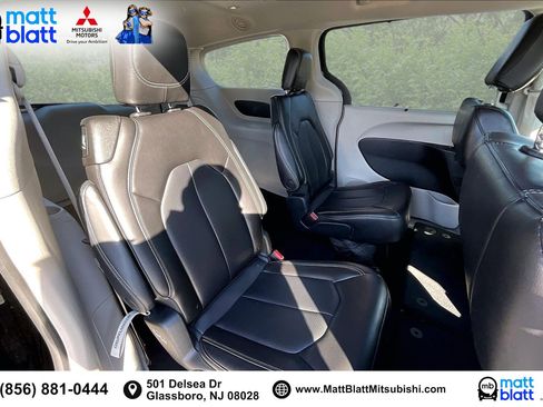 Used 2023 Chrysler Pacifica Touring-L image 28