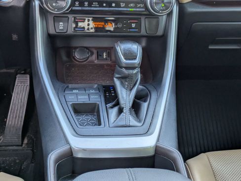 Used 2019 Toyota RAV4 Limited w/ Cold Weather Package FWD image 18