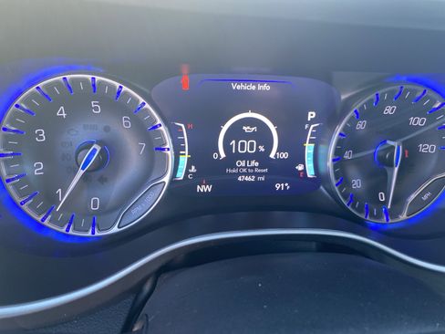 Used 2024 Chrysler Pacifica Touring-L FWD image 25