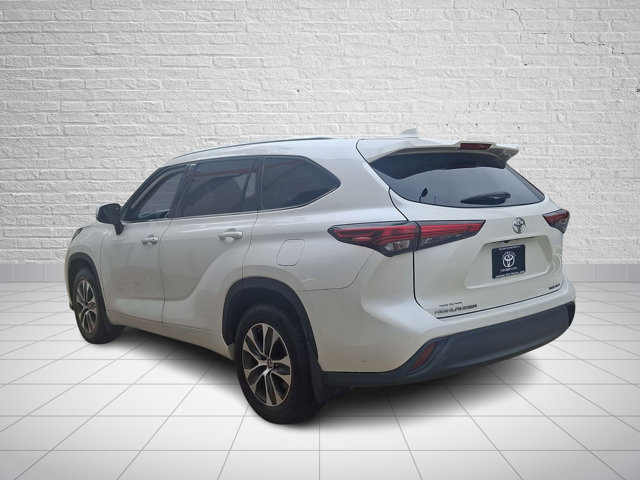Used 2020 Toyota Highlander XLE AWD/4WD image 4