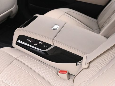 Used 2022 BMW 740i w/ M Sport Package RWD image 17