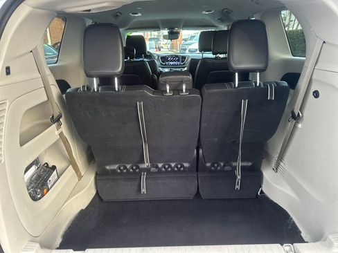 Used 2024 Chrysler Pacifica Touring-L image 22