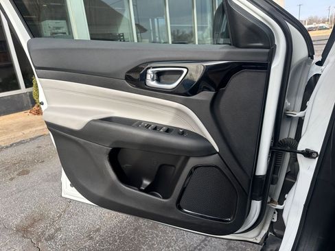 Used 2025 Jeep Compass Limited image 20