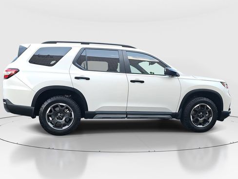 Used 2024 Honda Pilot TrailSport image 4