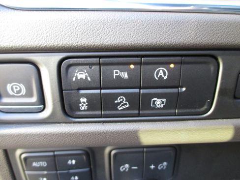 Used 2023 Chevrolet Tahoe Z71 w/ Luxury Package image 17