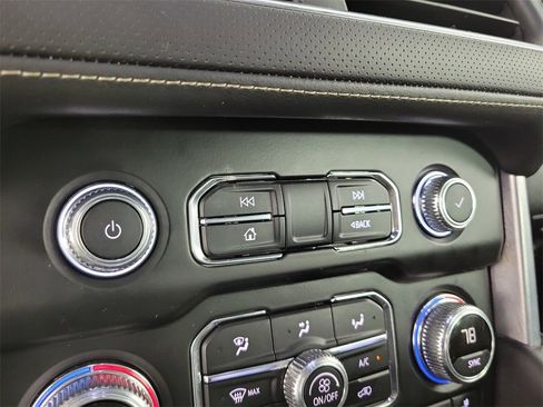 Used 2023 GMC Yukon SLT w/ SLT Luxury Package image 29