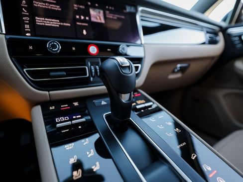 Certified 2025 Porsche Macan image 20