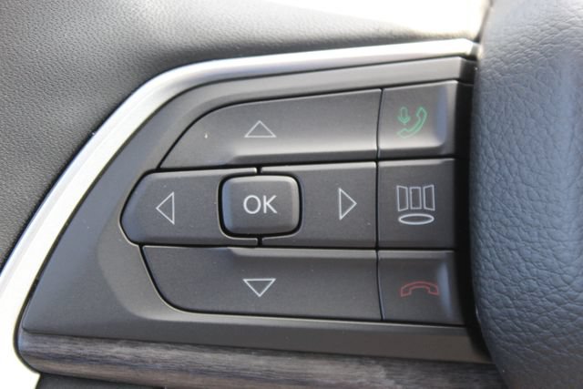 Used 2023 Jeep Grand Cherokee Limited w/ Black Appearance Package AWD/4WD image 17