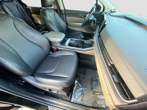 Used 2025 Kia Carnival EX FWD image 15