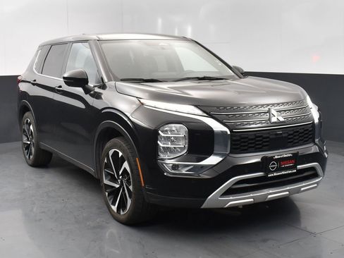 Used 2024 Mitsubishi Outlander SE image 1