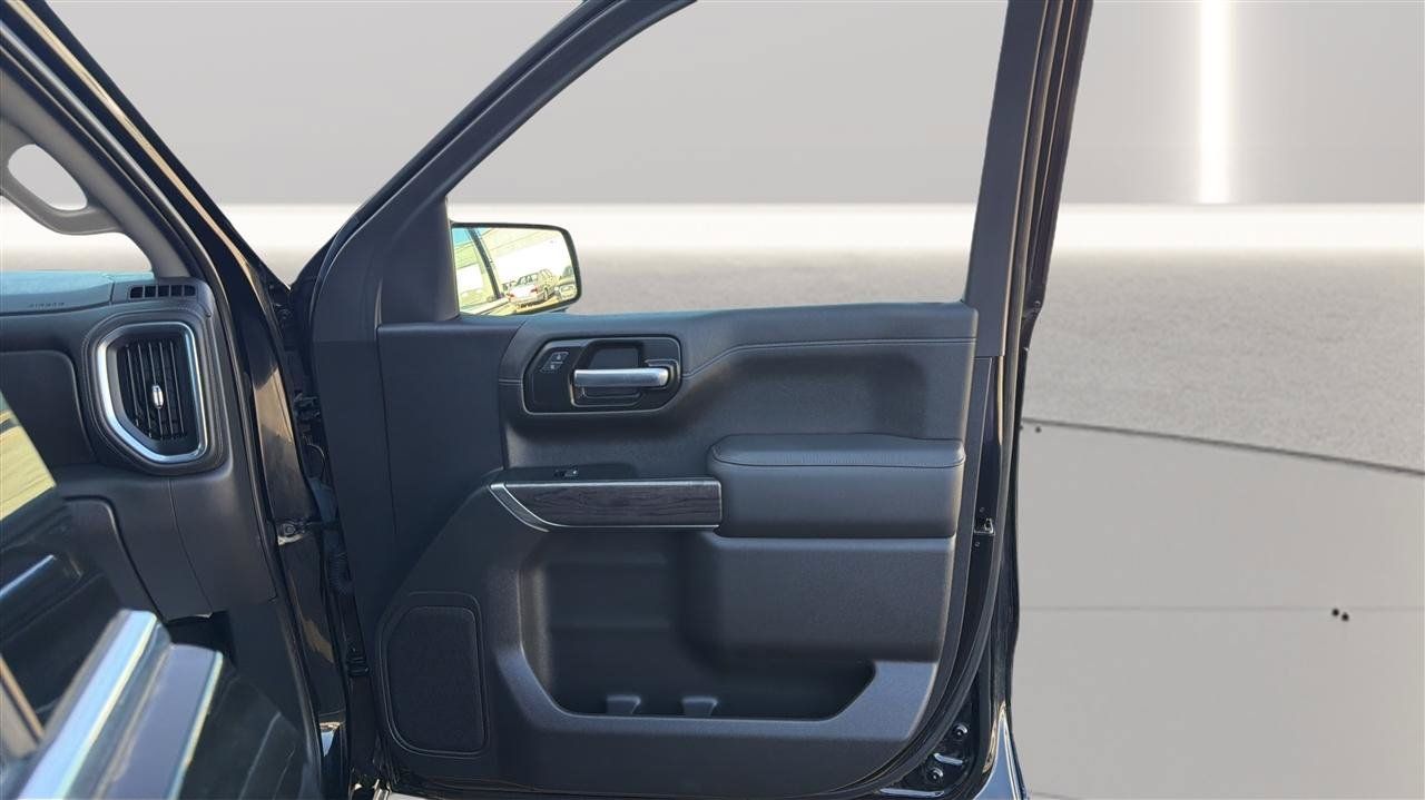 Used 2021 Chevrolet Silverado 1500 LTZ AWD/4WD image 16