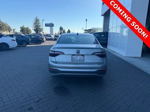 Used 2023 Volkswagen Jetta SE image 3