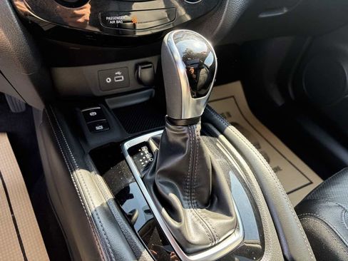 Used 2019 Nissan Rogue SL w/ Premium Package image 16