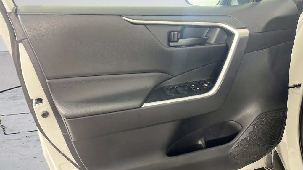 Used 2022 Toyota RAV4 LE AWD/4WD image 40