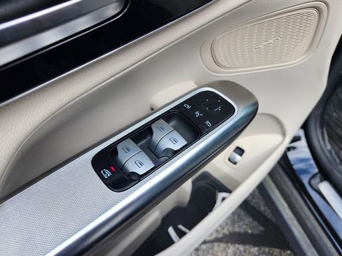 Certified 2025 Mercedes-Benz GLC 300 4MATIC image 17