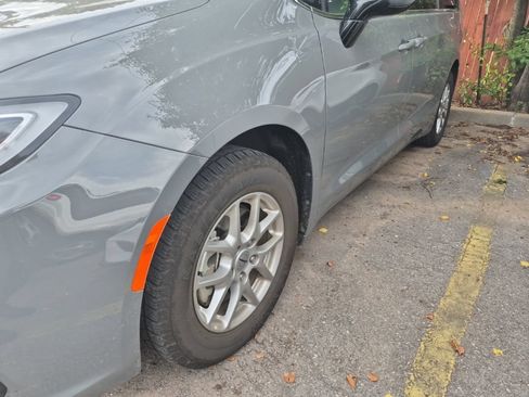Used 2025 Chrysler Pacifica Select FWD image 3