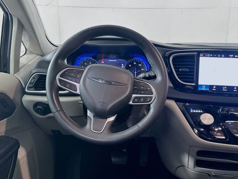 Used 2023 Chrysler Pacifica Touring-L image 18