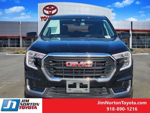 Used 2024 GMC Terrain SLE image 2