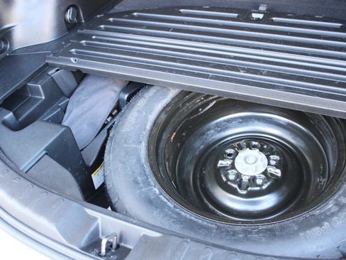 Used 2018 Toyota RAV4 XLE image 29