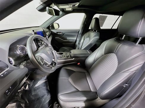 Certified 2024 Toyota Highlander XSE image 19