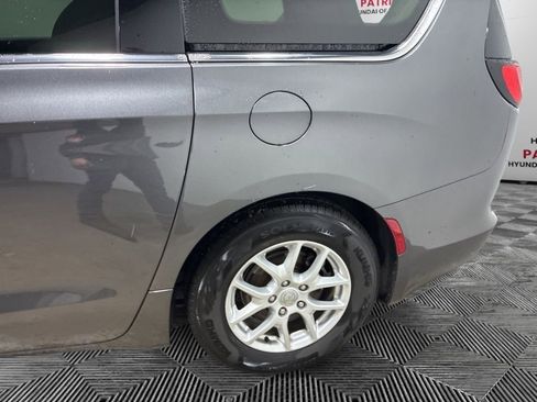 Used 2017 Chrysler Pacifica LX image 5