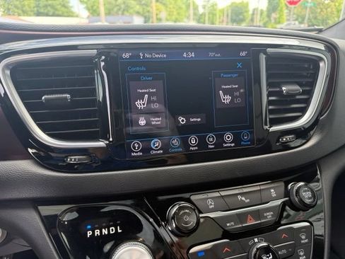 Used 2019 Chrysler Pacifica Touring-L FWD image 20